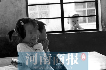 她不止一次說想去上學，而更多的時候，她是站在教室外面，眼巴巴地看著里面的小朋友