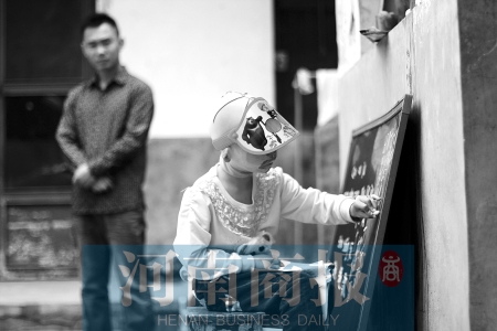 右手受傷了，她用左手在家里的小黑板上練習寫字