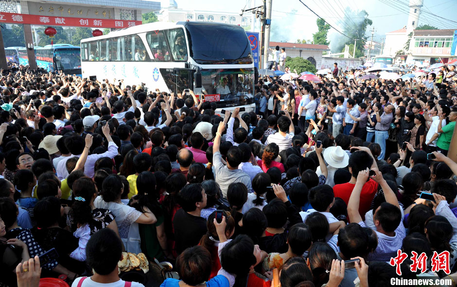 6月5日，一年一度的毛坦廠鎮(zhèn)“送考節(jié)”到來，70輛大巴車護(hù)送毛坦廠中學(xué)萬名考生安全赴考。
