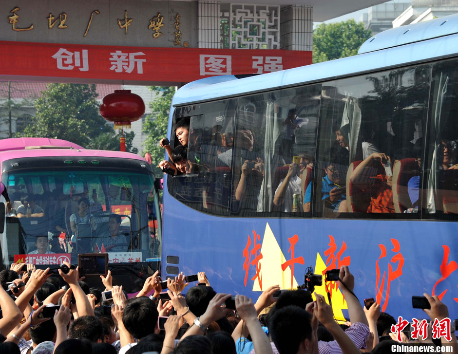 6月5日，一年一度的毛坦廠鎮(zhèn)“送考節(jié)”到來，70輛大巴車護(hù)送毛坦廠中學(xué)萬名考生安全赴考。