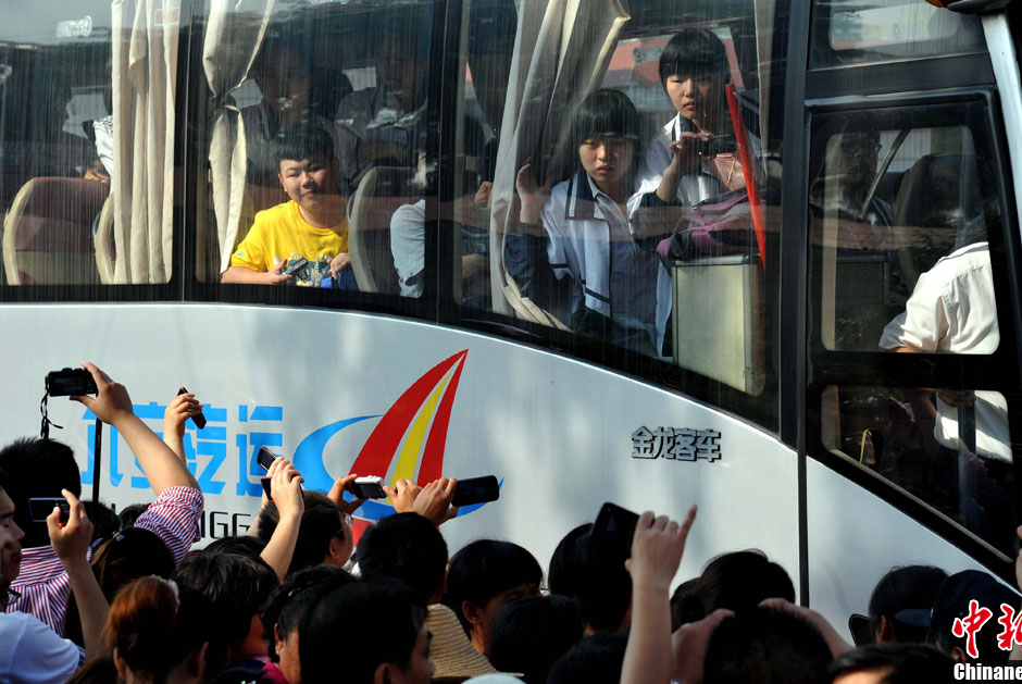 6月5日，一年一度的毛坦廠鎮(zhèn)“送考節(jié)”到來，70輛大巴車護(hù)送毛坦廠中學(xué)萬名考生安全赴考。