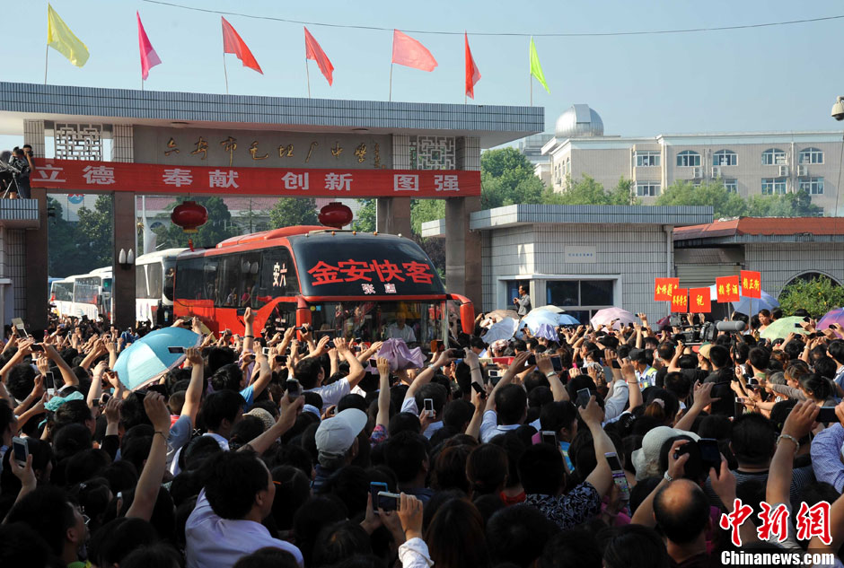 6月5日，一年一度的毛坦廠鎮(zhèn)“送考節(jié)”到來，70輛大巴車護(hù)送毛坦廠中學(xué)萬名考生安全赴考。