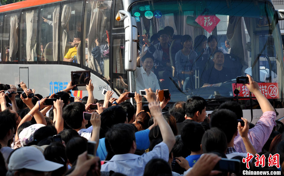 6月5日，一年一度的毛坦廠鎮(zhèn)“送考節(jié)”到來，70輛大巴車護(hù)送毛坦廠中學(xué)萬名考生安全赴考