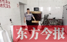男廁中擺放的電視機、柜子、自行車等物品