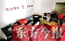 廁所進門中廳，擺放著灶臺、餐桌、床鋪等，乍一看像個客廳