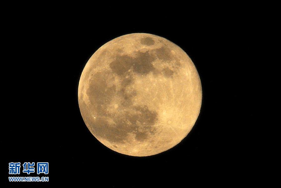 6月23日晚，云南省昆明市上空的圓月。