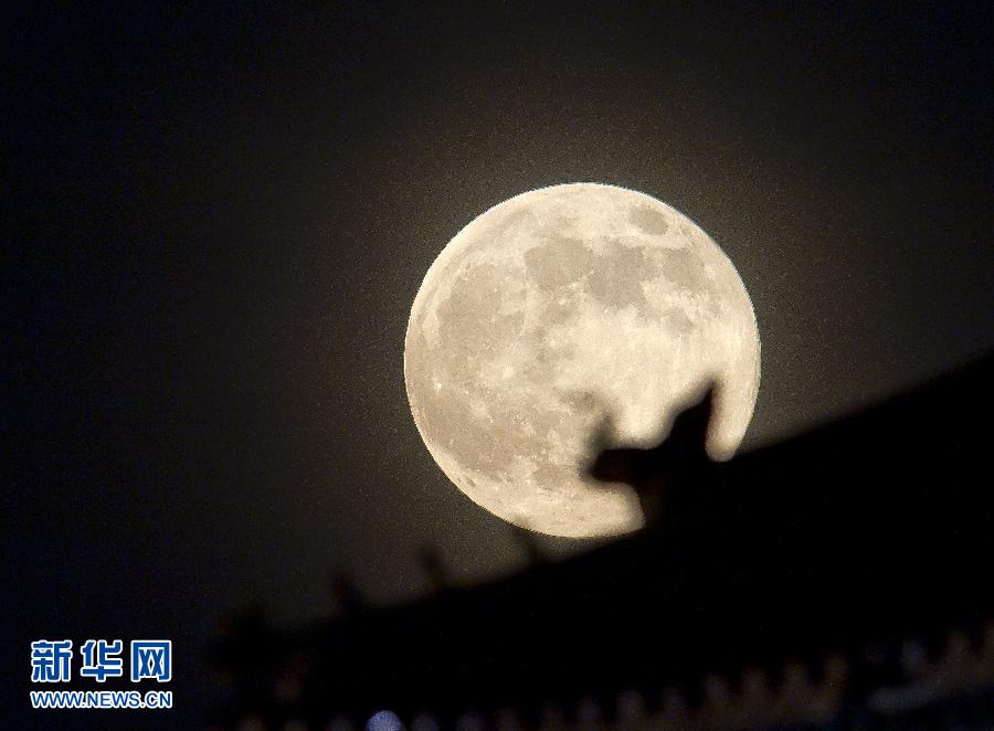 6月23日晚，在北京故宮角樓附近拍攝的圓月。