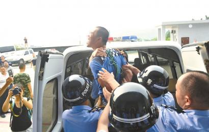 6月19日，安岳縣看守所，押赴刑場(chǎng)的一刻，劉明（化名）跳起來托付親友照顧好父母。吳小川 攝