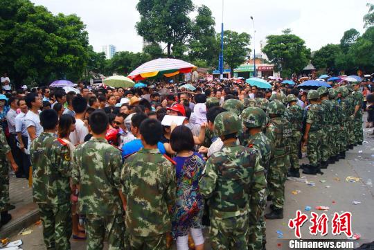 7月9日，聚集在中國人民銀行北海市中心支行的外地民眾越來越多，當(dāng)?shù)毓俜讲坏貌怀鰟?dòng)大批邊防、武警前往維