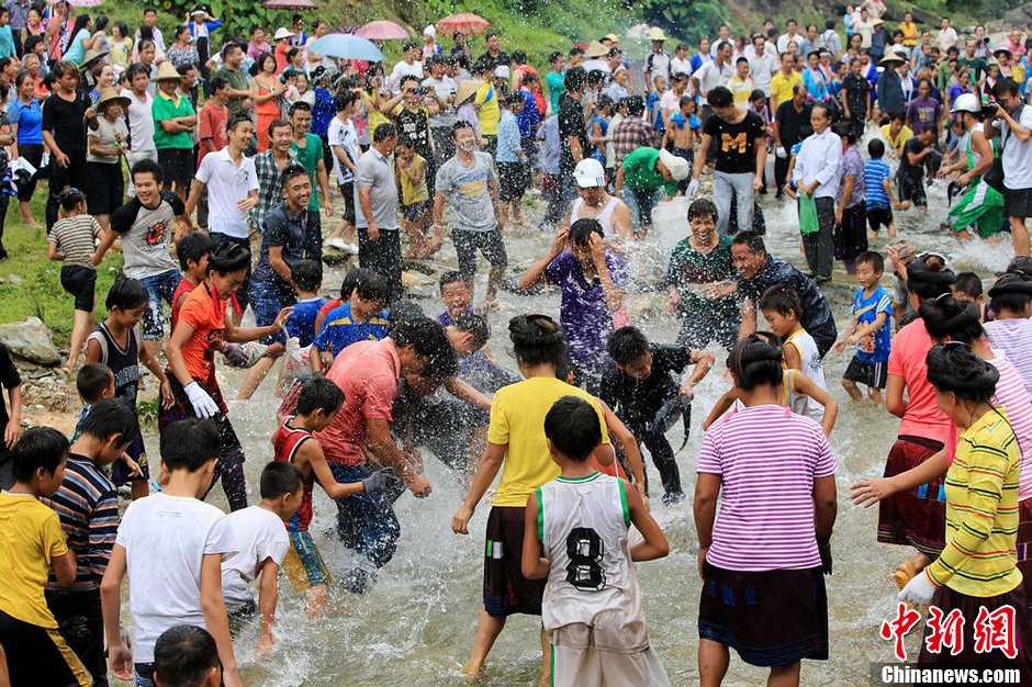 圖為7月9日，村民在小河里摸魚(yú)搶魚(yú)。譚凱興 攝