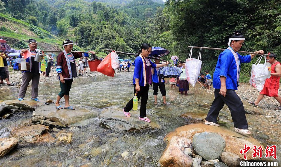 7月9日，一年一度的鬧魚(yú)節(jié)在廣西融水苗族自治縣白云鄉(xiāng)保江村舉行，附近村屯的居民前往集會(huì)地參加節(jié)日活動(dòng)