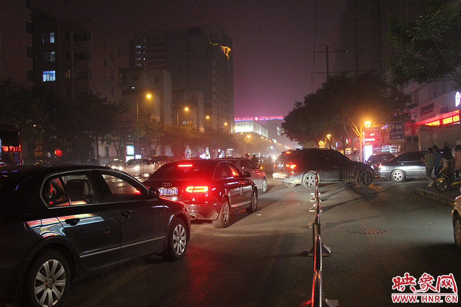 等待加油的車輛已經(jīng)排到了加油站外的道路上。