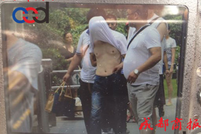 圖為事發(fā)現場，嫌疑人被警方控制。