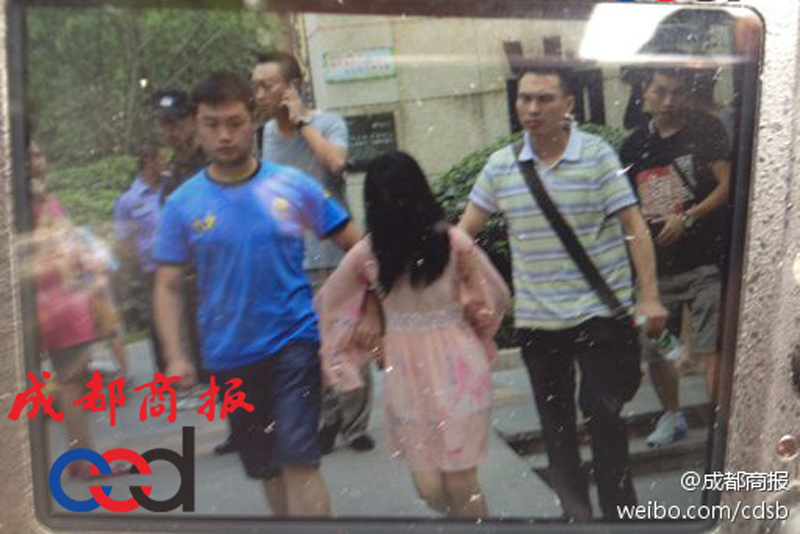 圖為事發(fā)現場，嫌疑人被警方控制。