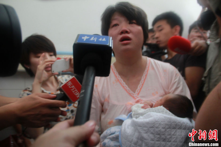 圖為獲救嬰兒母親接受中新社記者采訪。張一辰 攝