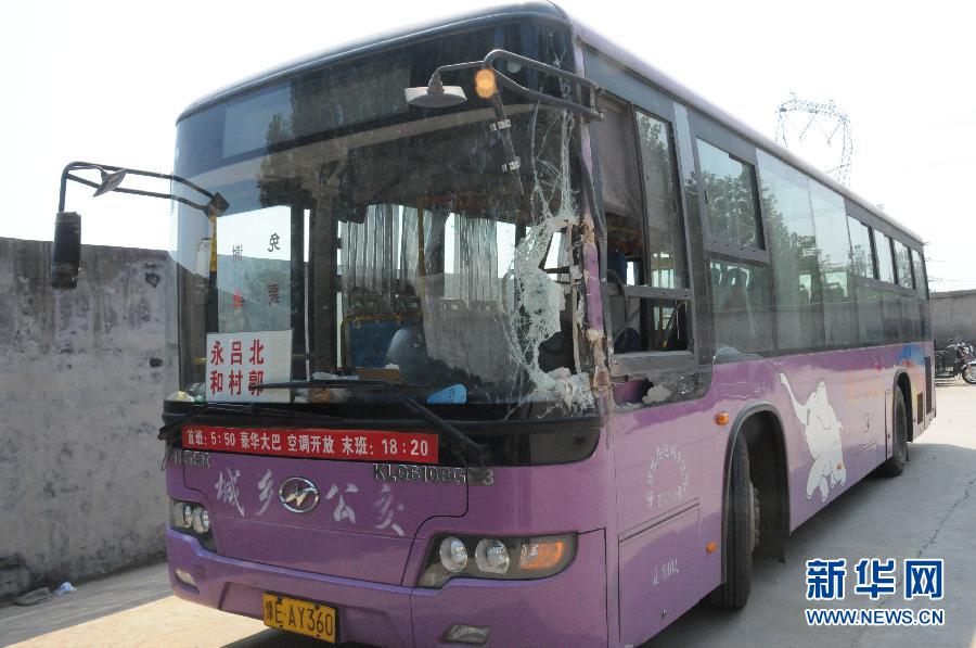 事發(fā)公交車左前方的擋風玻璃破了一個大洞（8月20日攝）。