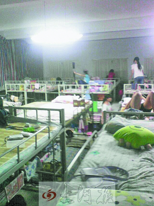 住在電教室里的女生們，擁擠不堪。