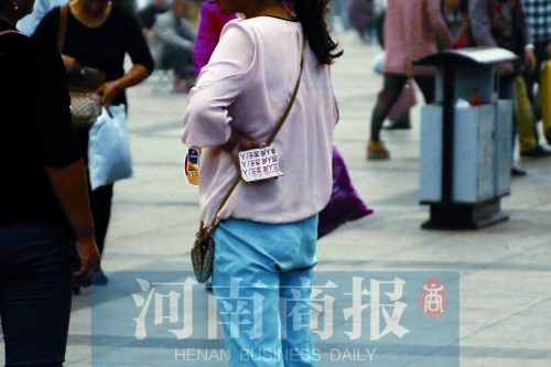 火車站廣場，一女子拿著寫有不同房型價位的卡片在拉客，不少市民抱怨，受過此類“騷擾”