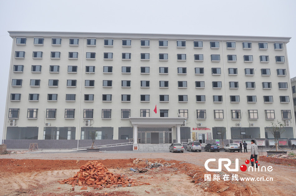 2013年10月21日，長(zhǎng)沙云蓋村欠債千萬(wàn)新建的豪華村部樓。