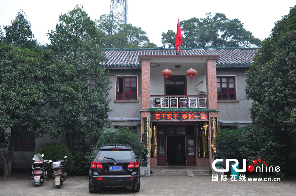 　2013年10月21日，這是蓮花鎮(zhèn)人民政府的辦公樓，和蓮花鎮(zhèn)云蓋村的辦公樓相比，寒酸不少。