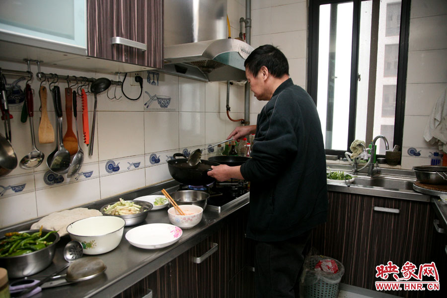 由于二老年齡也大了，于是姥姥的弟弟來住在家中幫忙照顧海龍