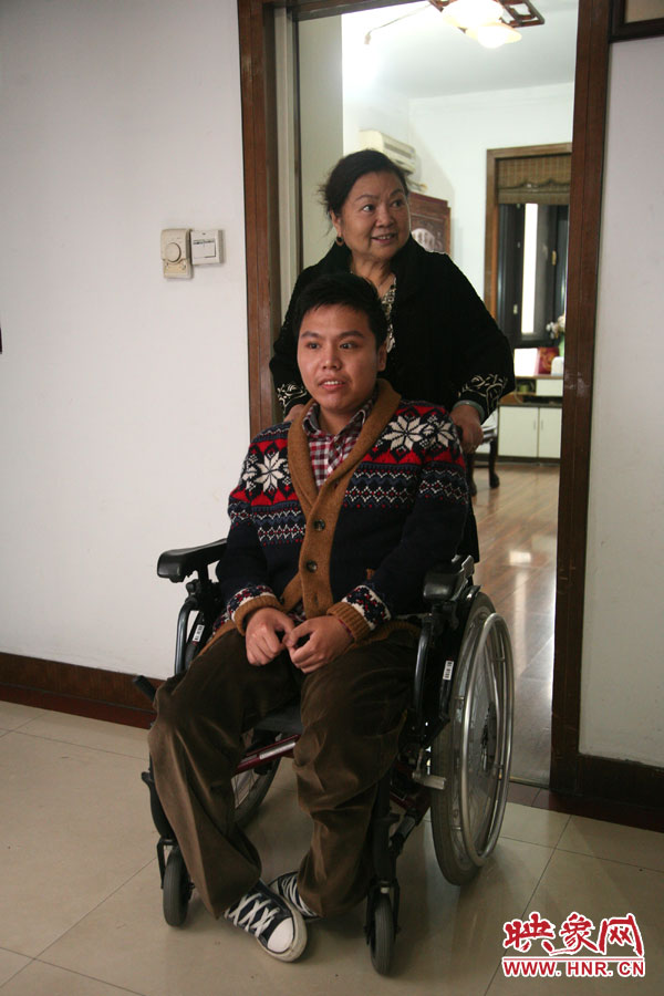 練完歌后，姥姥將海龍推了出來，因?yàn)樾袆硬槐?，海龍很少出門，他的活動地方一般就是書房與客廳。