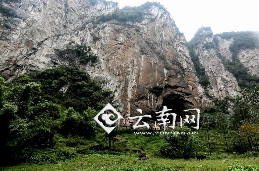 大鍋圈小學(xué)就建在這樣一個(gè)懸崖絕壁邊上。