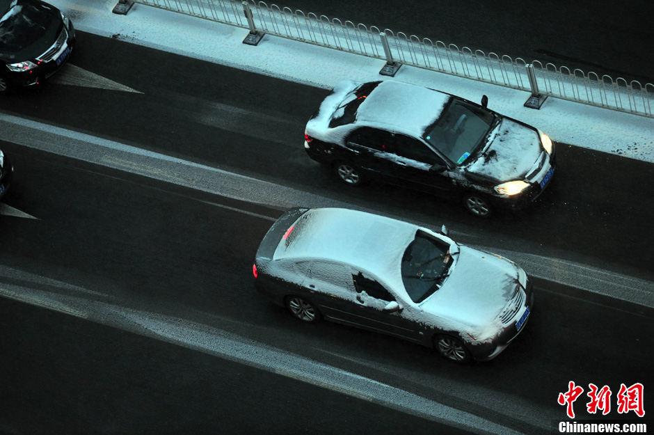 11月18日，沈陽街頭的汽車被積雪覆蓋。