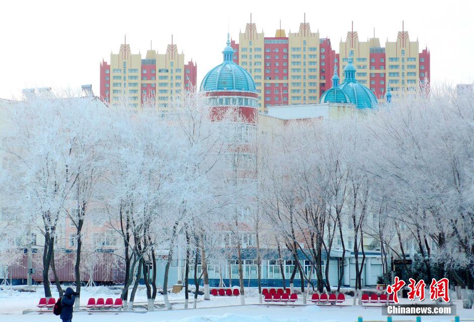 12月10日,受降溫天氣影響,黑河市黑龍江江畔出現(xiàn)綿延數(shù)公里的霧凇景觀。