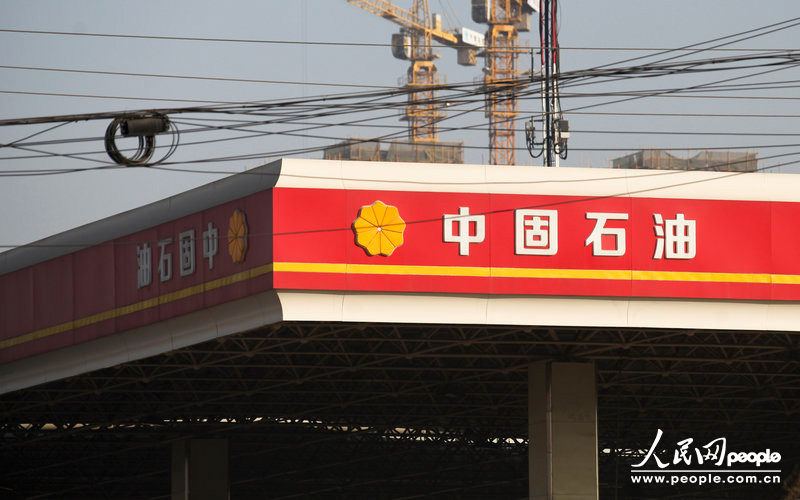 12月11日，西安市東三環(huán)北段，一名字為“中固石油”的加油站從遠(yuǎn)處看去和“中國石油”加油站十分相似。