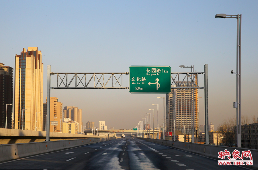 北三環(huán)快速路文化路段標(biāo)識牌提示，匝道直接可上文化路向北。