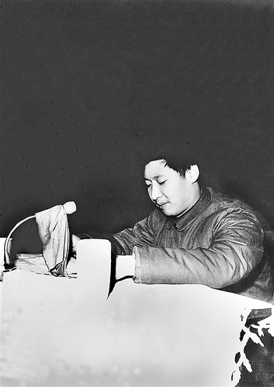 1983年12月22日,時任中共正定縣委書記習(xí)近平在發(fā)展商品生產(chǎn)三級干部會上講話。