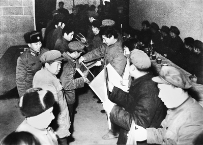 1985年4月6日,時任中共正定縣委書記習(xí)近平在全縣首季開門紅表彰大會上頒獎。