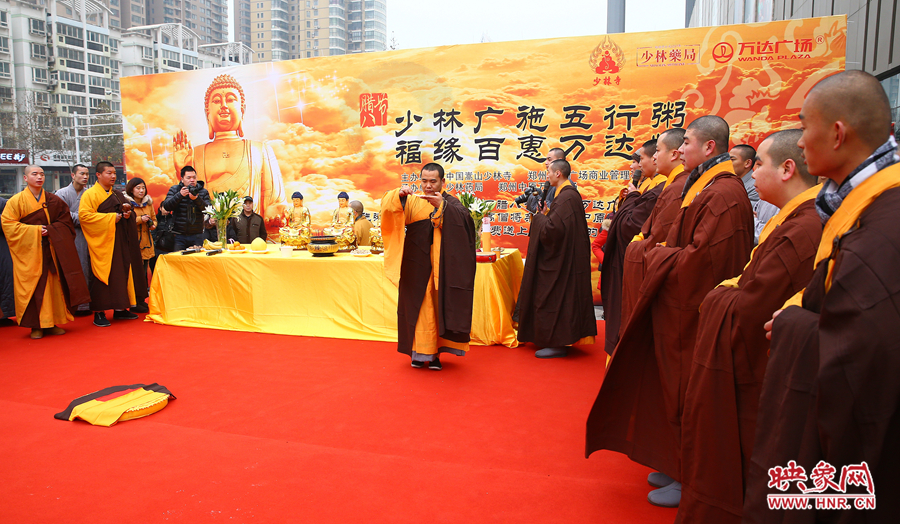 1月8日上午，鄭州市中原萬達(dá)廣場(chǎng)上，少林寺的僧人們?yōu)榕D八節(jié)做法事施粥。