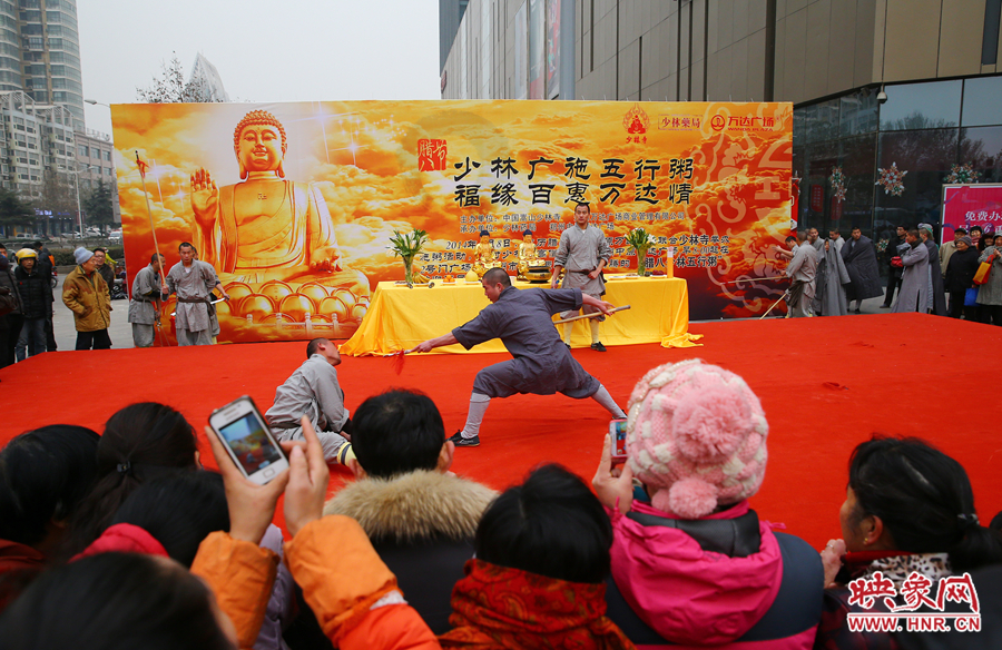 少林寺布施五行粥現(xiàn)場(chǎng)，少林僧人的武術(shù)表演