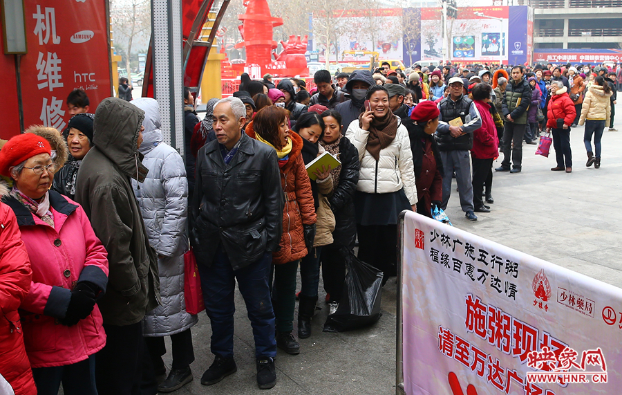 1月8日上午，少林寺布施臘八粥的現(xiàn)場(chǎng)市民排起了長隊(duì)，足有上千人前來領(lǐng)取五行粥