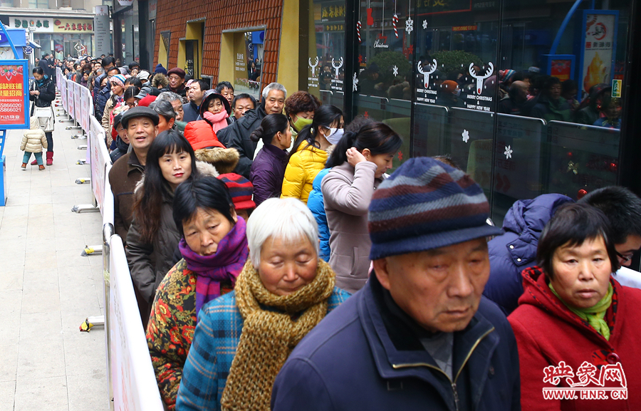 領(lǐng)粥的市民排起了長隊(duì)，足有上千人。