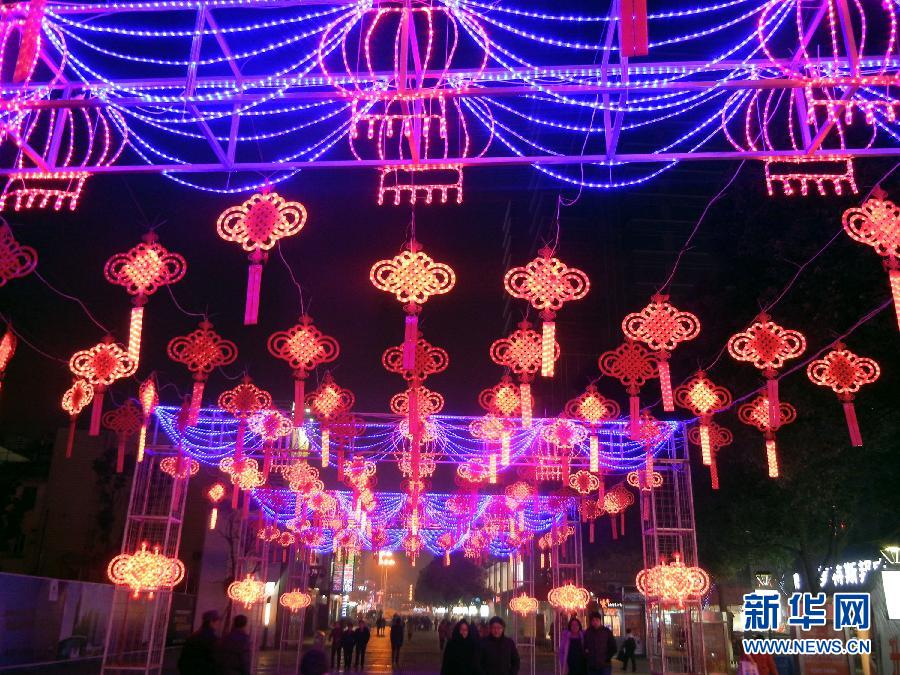 　1月30日，市民走在由中國結(jié)霓虹燈裝扮的蘇州街頭。