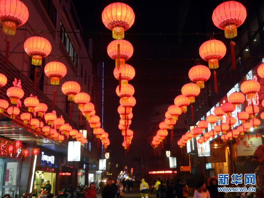 　1月30日，市民行走在大紅燈籠裝飾的蘇州街頭。