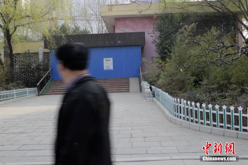 3月17日，河南鄭州動(dòng)物園，原經(jīng)批準(zhǔn)用于大熊貓飼養(yǎng)的場(chǎng)館已經(jīng)關(guān)門。