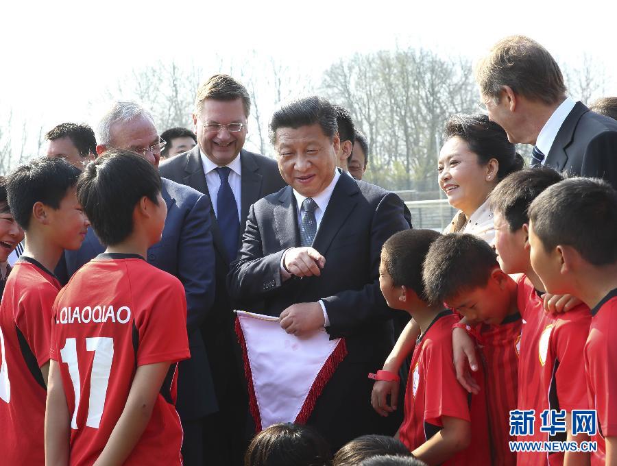 3月29日，國家主席習(xí)近平來到柏林奧林匹亞體育場足球場，親切看望在德國訓(xùn)練的來自陜西志丹縣的中國少年