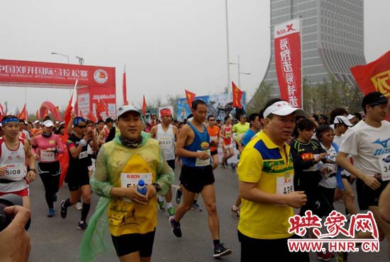 3月30日上午8點(diǎn)20分，2014鄭開國(guó)際馬拉松賽在鄭開大道鳴槍起跑。