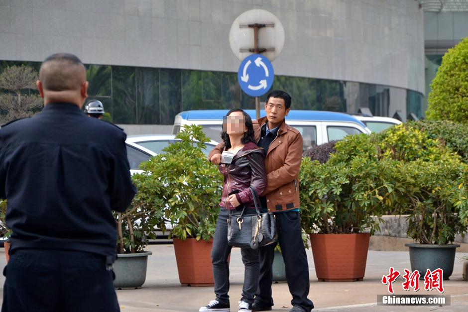 圖為劫持者與警方談判中。