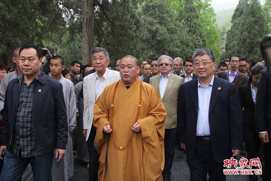 少林寺方丈陪同外交官參觀(guān)寺院