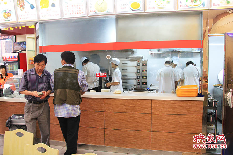 店面仍處于“試營業(yè)”狀態(tài),后廚的設(shè)備嶄新,看起來還算整潔。