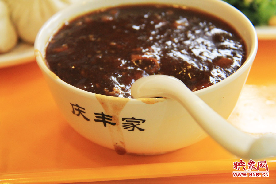 一碗炒肝,看上去也有滋有味。