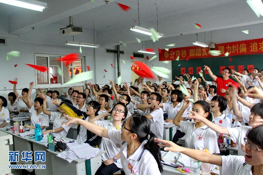  6月3日，河北省衡水市第二中學(xué)高三學(xué)生在教室里用扔紙飛機(jī)的方式舒緩心情。