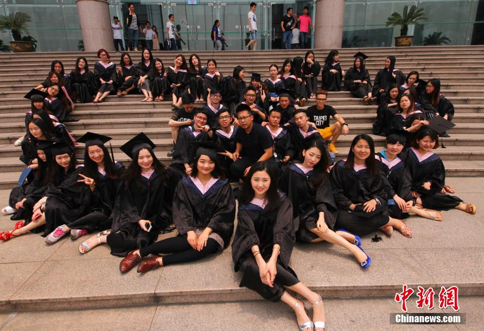 6月6日，浙江理工大學的畢業(yè)生們在校園中以賣萌、搞怪等獨具青春特色的方式告別大學生涯。中新社發(fā) 李晨