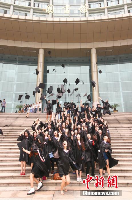 6月6日，浙江理工大學的畢業(yè)生們在校園中以賣萌、搞怪等獨具青春特色的方式告別大學生涯。中新社發(fā) 李晨