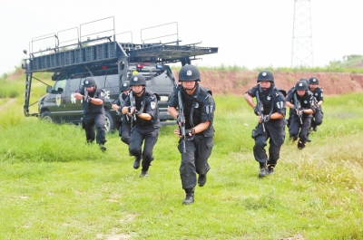 在拍攝現(xiàn)場，特警隊(duì)員下車后快速出擊。記者張琮攝影